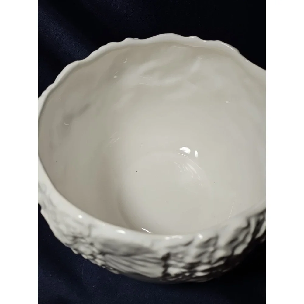 Vntg‎ Large white planter with leaves and flowers molded in pottery
